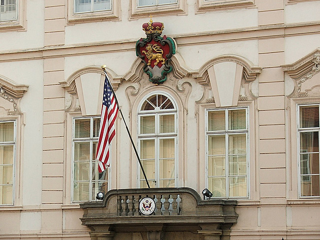 Ambasáda USA v Praze omezuje provoz na síti X. Kvůli sporům o rozpočet