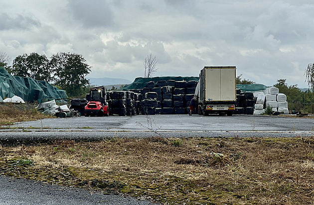 Skládka, z níž se podle místních šíří švábi, mizí pomalu. Firmě hrozí další pokuta