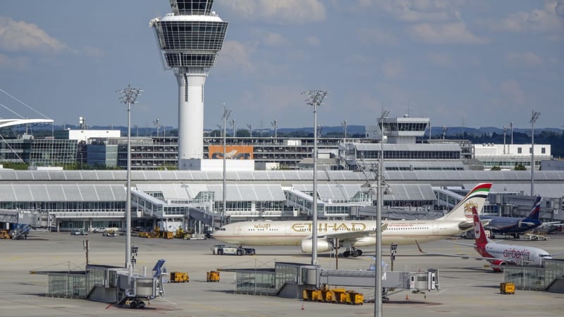 Letiště v Mnichově zastavilo provoz kvůli dronům. Omezení se dotklo tisíců cestujících