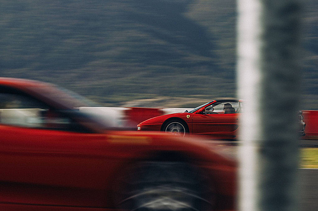 Do Mostu dorazí ferrari za 50 milionů a jaguar, který pamatuje Jacksona