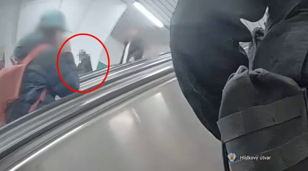 Hledaného muže sebrali strážníci v metru. Neplakej, loučil se s přítelkyní