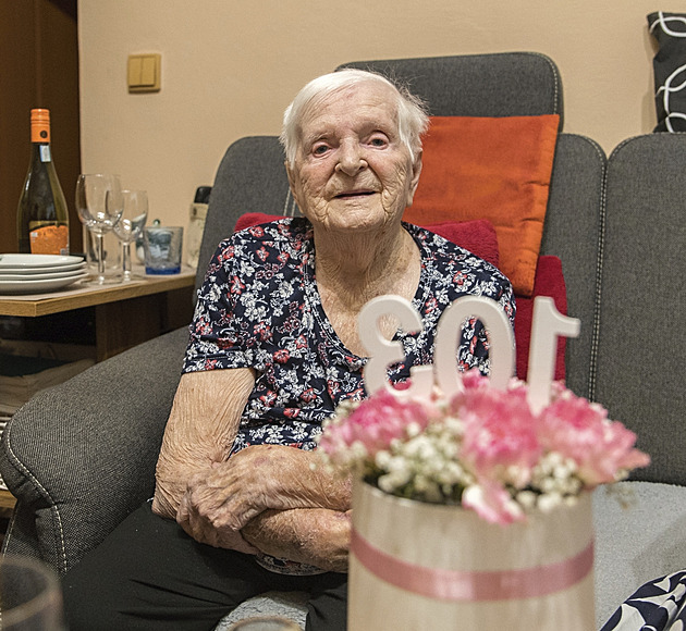 Kvůli zdraví nevolila, ale ve 103 letech znovu začala. Stoletých voličů přibývá