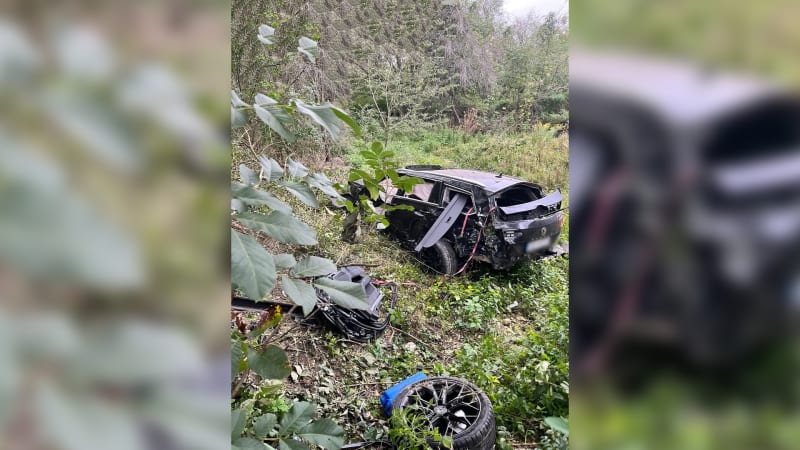 Auto vylétlo u Malacek z dálnice, řidič zahynul. Záběry ukazují zcela zdemolovaný vůz