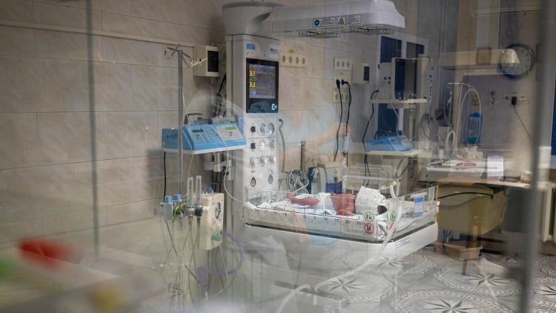 Nemocnice po porodu zaměnila dvě holčičky. Po 35 letech Rakušanky poznaly biologické rodiče