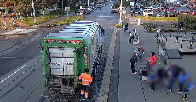 Malým školákům a učitelce nadával u zastávky feťák, pomohl jim popelář
