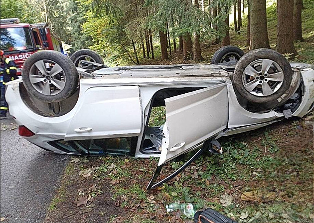 Auto na střeše i řidič uvězněný ve zničené dodávce. Dvě nehody se staly v rozmezí hodiny