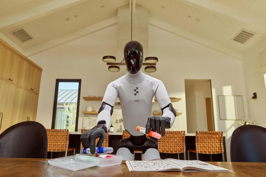 Zapomeňte na uklízečku. Figure ukázalo humanoidního robota, který se hýbe jako člověk