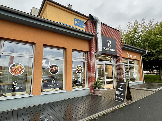 Schválili mu lékárnu, otevřel kebab. Lidé i úřady marně bojují s nelegálním bistrem