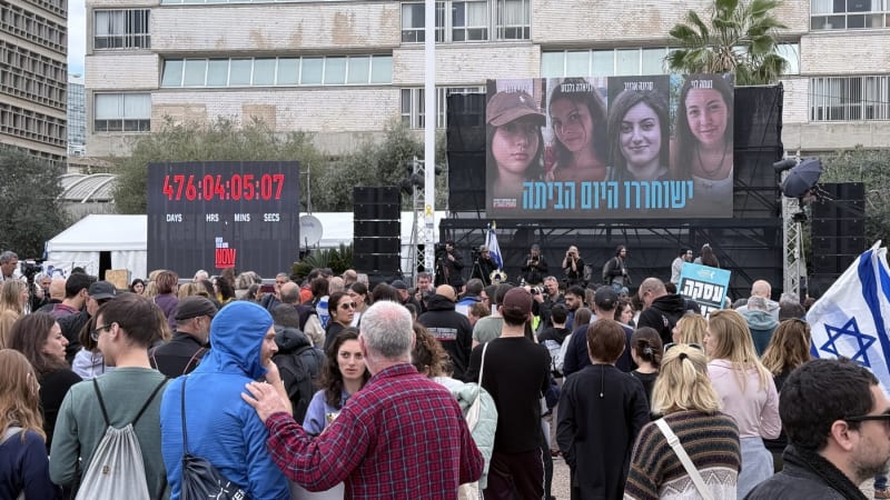 Hamás dle dohody vydal prvních sedm rukojmích a Izraelci propouštějí vězněné Palestince