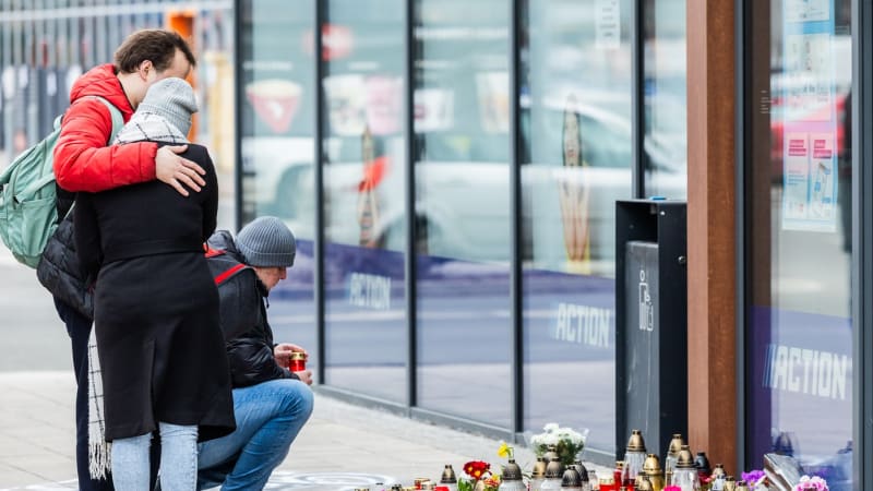 Trpí těžkou sexuální deviací. Mladíkovi souzenému za vraždu prodavaček v Hradci hrozí 10 let