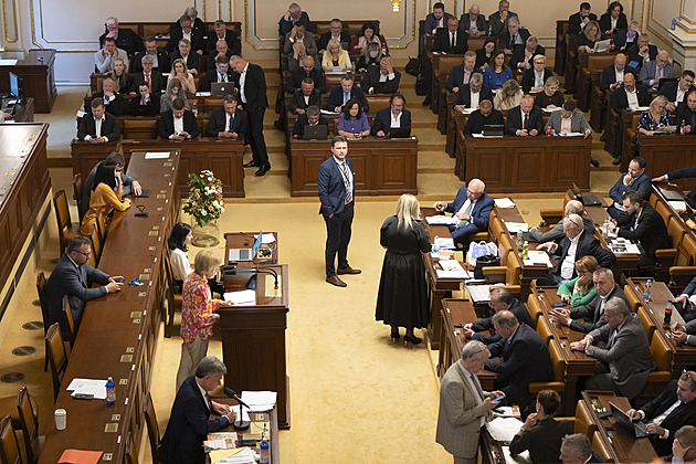 Sněmovna vyplatí na odchodném přes 57 milionů. Nejvíce dostane Pekarová