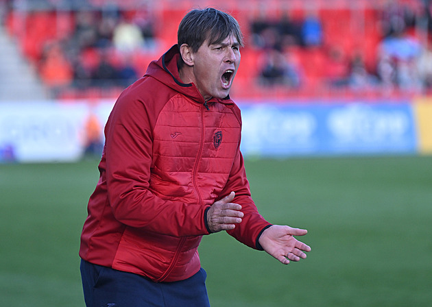 Žena říkala: Neřvi, je to v televizi. Trousil se ale při první výhře s Pardubicemi neovládl