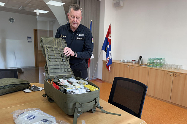 Život sbalený v batohu. Policisté dostali šest sad pro první pomoc v nouzi