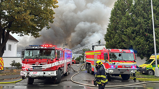 V Nehvizdech hoří průmyslová hala. Kouř je cítit i v Praze, hašení potrvá do rána