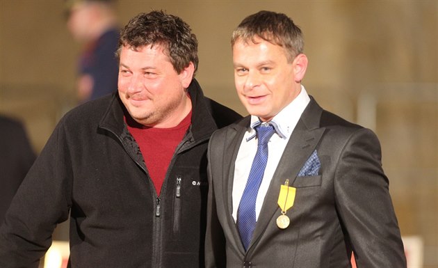 Mikina i úchvatné róby. Státní vyznamenání ve znamení módních vzletů a úletů