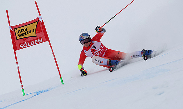 Zahajovací obří slalom v Söldenu vede po 1. kole těsně favorit Odermatt
