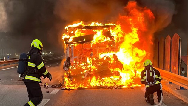 Devastující požár autobusu s 30 lidmi na Liberecku. Všichni stačili utéct