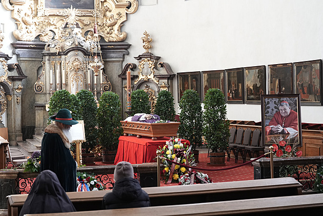 Lidé se loučí s kardinálem Dukou. Vzdávají mu hold u otevřené rakve