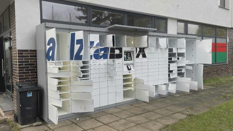 Statisícová škoda: Zloděj si z výdejního boxu ve Všestarech udělal adventní kalendář