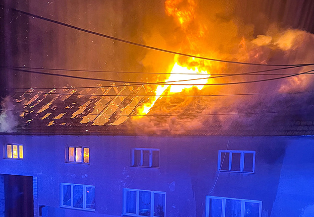 Na Prostějovsku v noci hořela střecha rodinného domu, obyvatelé včas utekli