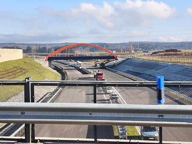 Chladné počasí stavbu D35 na Svitavsku nezbrzdí. Stihneme to, hlásí silničáři