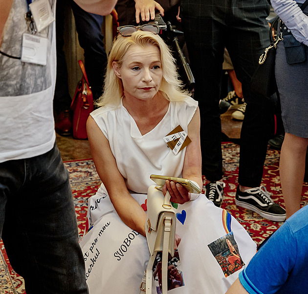 Skládal před ni nože, odvezl ji k Macoše, viní expolicistu z účasti na sebevraždě Šimůnkové