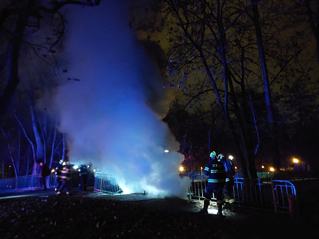 Hasiči likvidovali požár v podzemním horkovodu, uvnitř našli mrtvého člověka