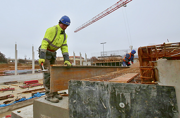 Ohrožují vysoké mzdy ve stavebnictví trh s byty? Většina firem plány nemění