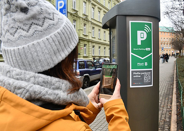 Parkování v Plzni lze nově platit QR kódem, odborníci varují před možnými podvody