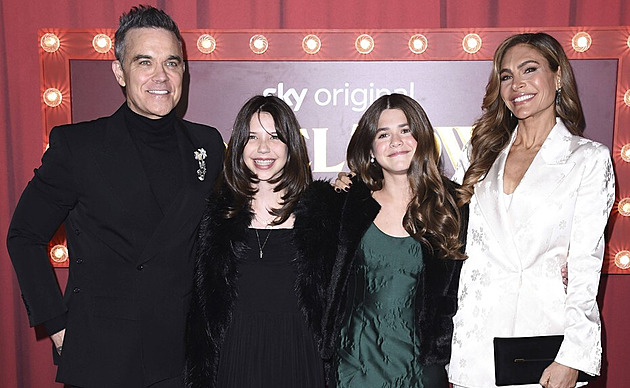 Pyšný otec Robbie Williams ukázal na premiéře třináctiletou dceru herečku