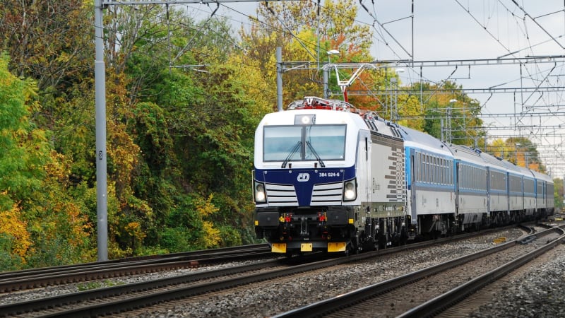 Smrtelná nehoda na kolejích: U Brna vlak srazil člověka. Provoz na trati stojí