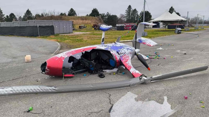 U Hradce Králové havaroval vírník. Dva lidé utrpěli zranění