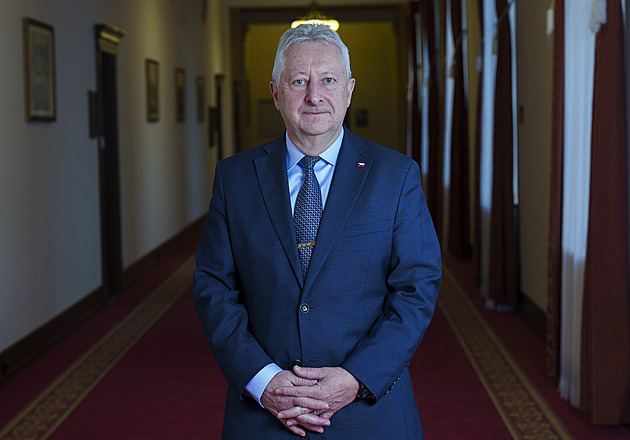 Na Rusko se dívám racionálně, nemá navrch. Ministr Zůna o plánech s obranou