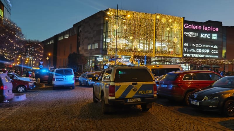 Policie evakuovala nákupní centrum v Teplicích. Anonym hrozil střelbou