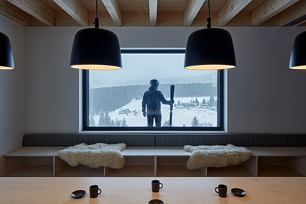 Chalupa v Krkonoších okouzlí. Ze spodního patra lze vyjít přímo na sjezdovku