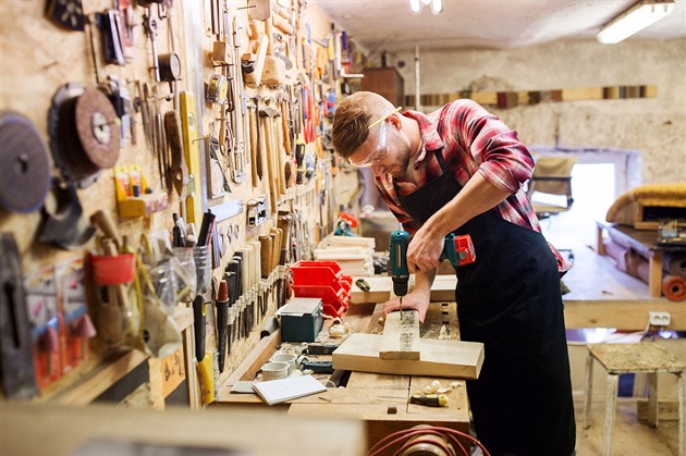 Řemesla dál strádají. Mzdy v Praze nejvíc stoupají ředitelům a specialistům