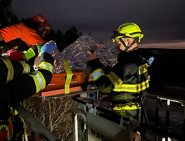 Lezla na vysílač a spadla. Nezletilou dívku zachraňovali z plošiny ve třiceti metrech