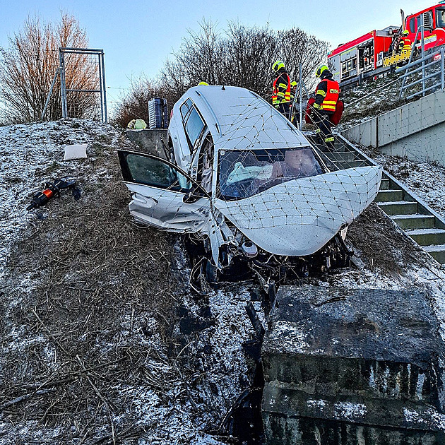 Auto na D35 zůstalo zaklíněné ve srázu. Rodina čekala na pomoc několik hodin