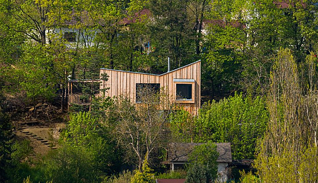 Na svahu nad Berounkou se usadila Vlaštovka, úžasná dřevostavba pro rodinu