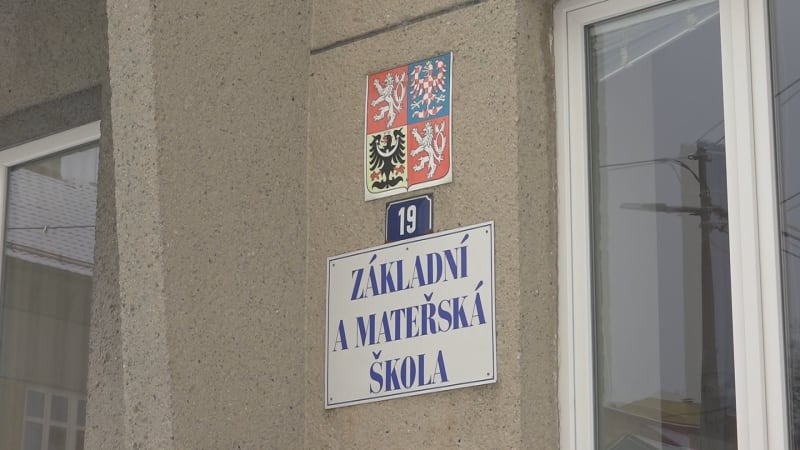 Mafiánské praktiky na základce? Žáci i rodiče v Bohuslavicích protestují proti řediteli 