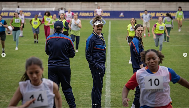 Ted Lasso se vrací. Seriálový trenér se v nové řadě pustí do ženského fotbalu