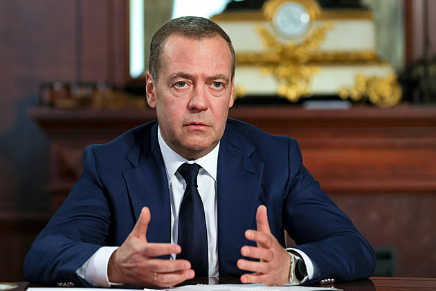 Jaderná dohoda s USA končí. Hodiny soudného dne tikají, řekl Medveděv