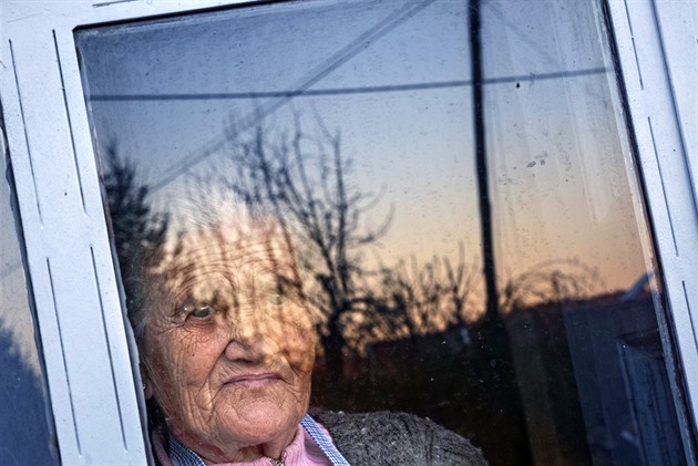 Příbuznou seniorku několik let týrali, musela dělat i náročnou práci, viní dvojici