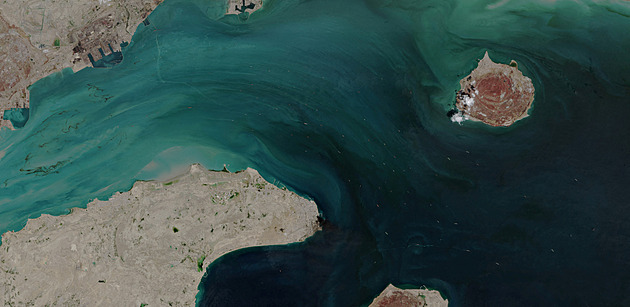 Írán navrhl USA otevření Hormuzského průlivu, jaderná jednání se odkládají