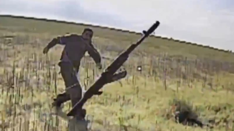 Záběry ruské zoufalosti: Okupanti házeli po dronech pušky i větve. Explozi ale neunikli