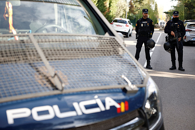 Španělská policie zadržela muže kvůli dovozu zakázaných zbraní, nakupoval je v Česku