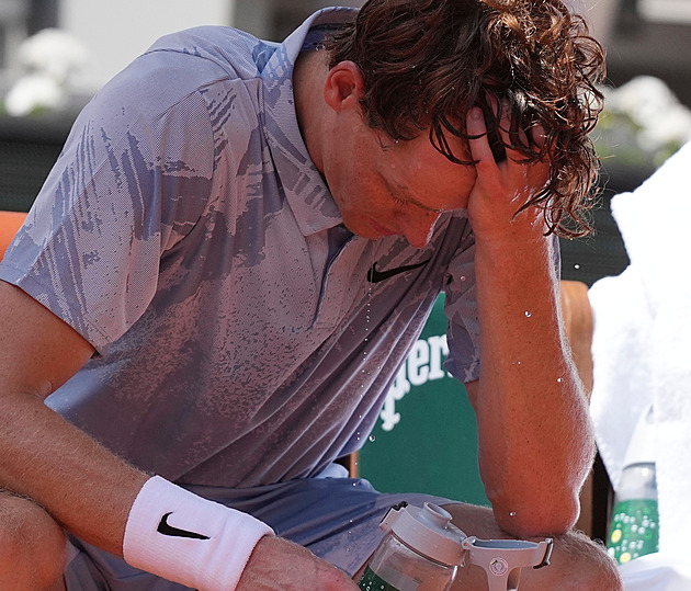 Kolaps, konec na Roland Garros, teď testy. Sinner zamířil v Miláně do nemocnice