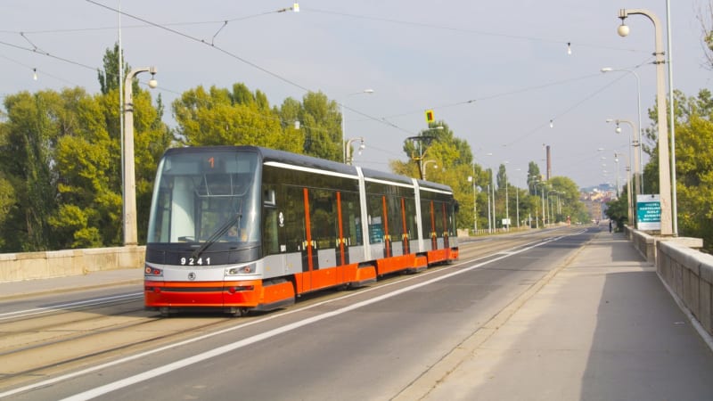 Vážná nehoda v centru Prahy: Tramvaj strhla osobu do kolejiště. Provoz v místě stojí