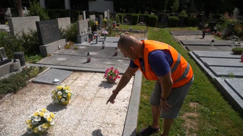 Něco takového nepamatujeme: Zloděj ukradl z hrobu v Jihlavě desítky žulových dlaždic