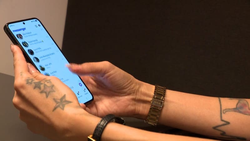 Kontrolovat partnerův mobil je trestné. Můžete jít i za mříže, varují experti